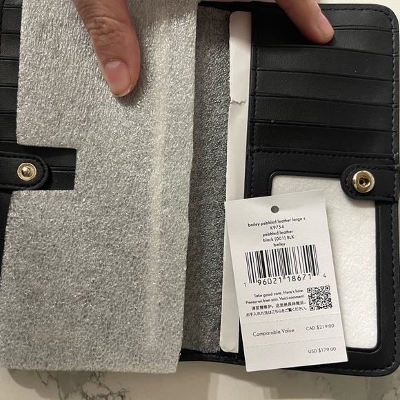 Kate spade ♠️ wallet black bailey flaw is on back of wallet new with tags - Picture 7 of 13